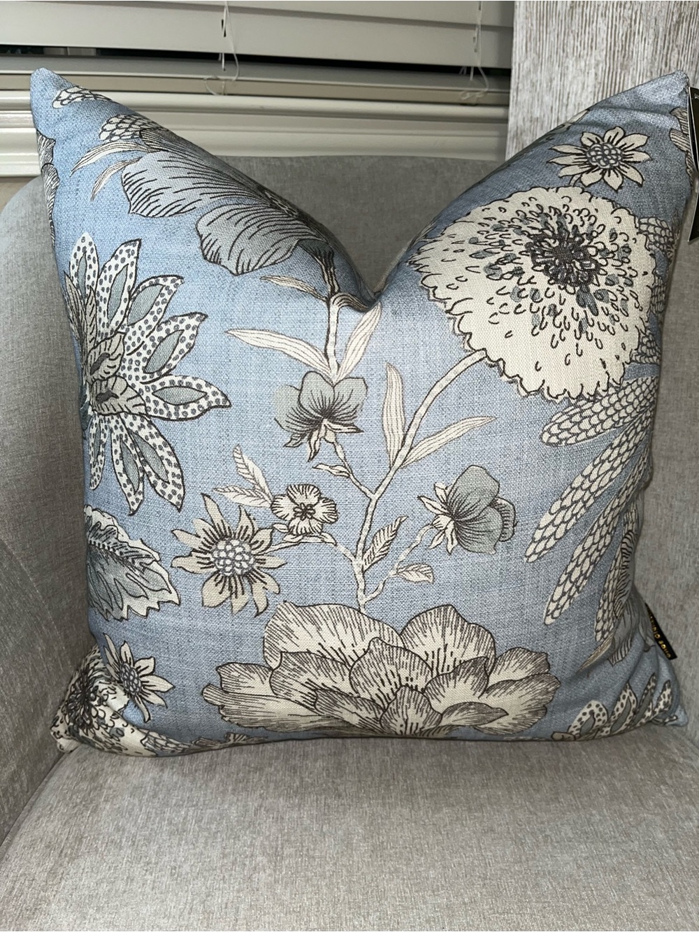 1-NWT SOHO STUDIO BLUE FLORAL DESIGN LUXURY DECORATIVE PILLOW
